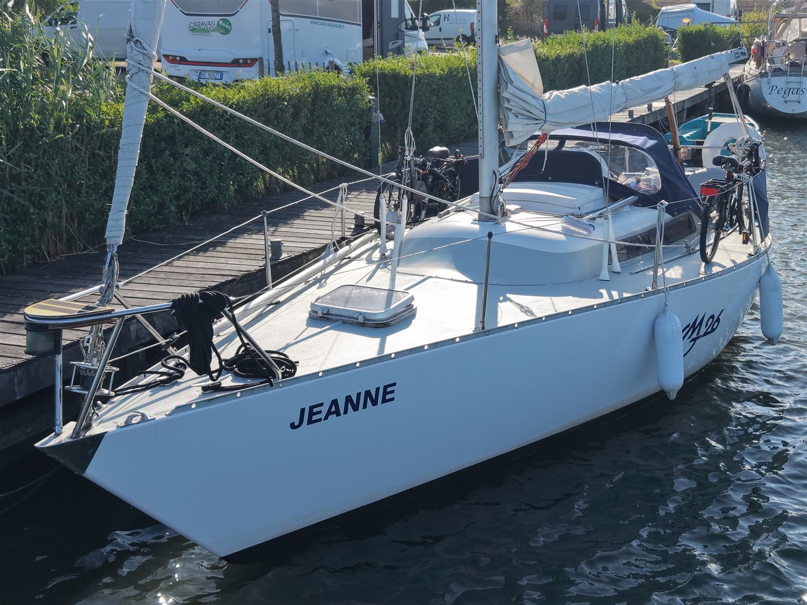 Jeanne, een witte MG 26, afgemeerd in de haven